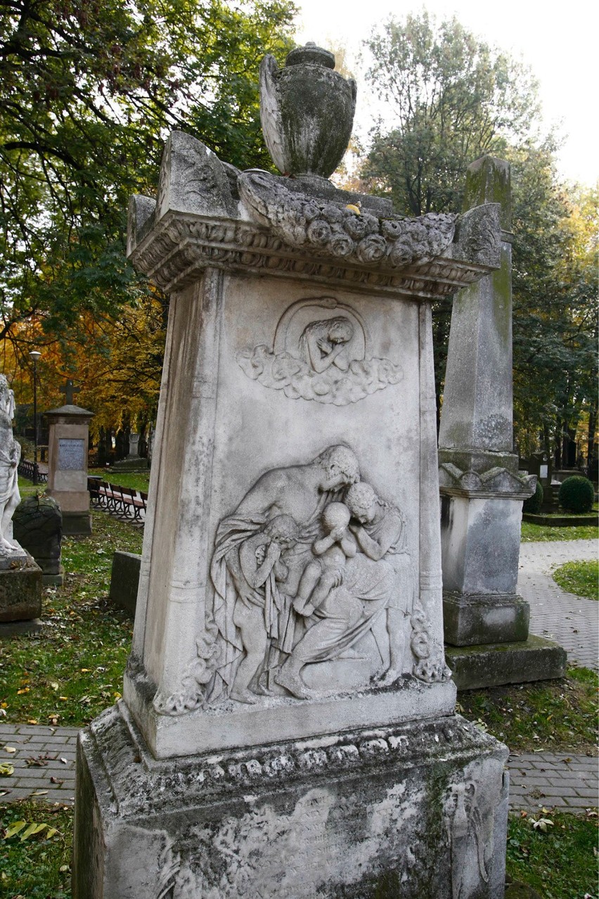 Ludwika Odrobinowa  zm. 1834r., nagrobek w formie stelli...