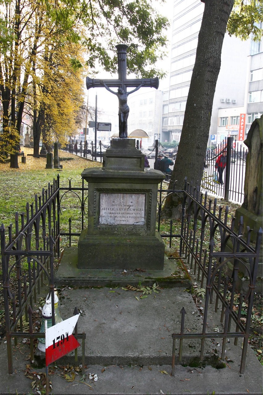 Grób zmarłego w 1836 Józefa Łukasiewicza ojca Ignacego który...