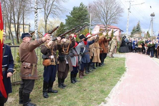 159. rocznica potyczki pod Mieronicami. Mszą świętą, wartą grupy rekonstrukcyjnej oraz apelem oddano hołd poległym powstańcom styczniowym. Więcej na kolejnych zdjęciach.