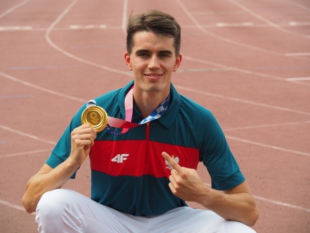 Kajetan Duszyński prezentuje złoty medal z Tokio.