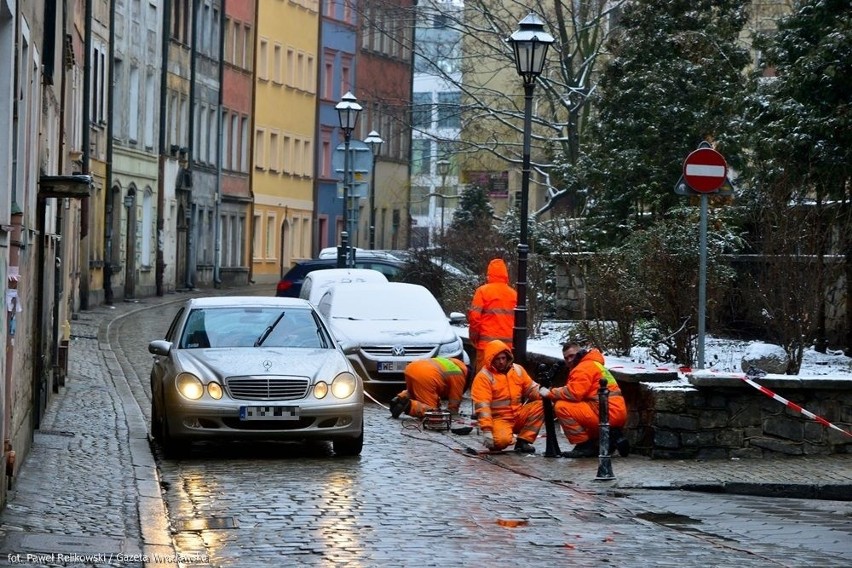 Miasto pozbywa się kolejnych samochodów z centrum. Od dziś słupki na Psich Budach [FOTO]