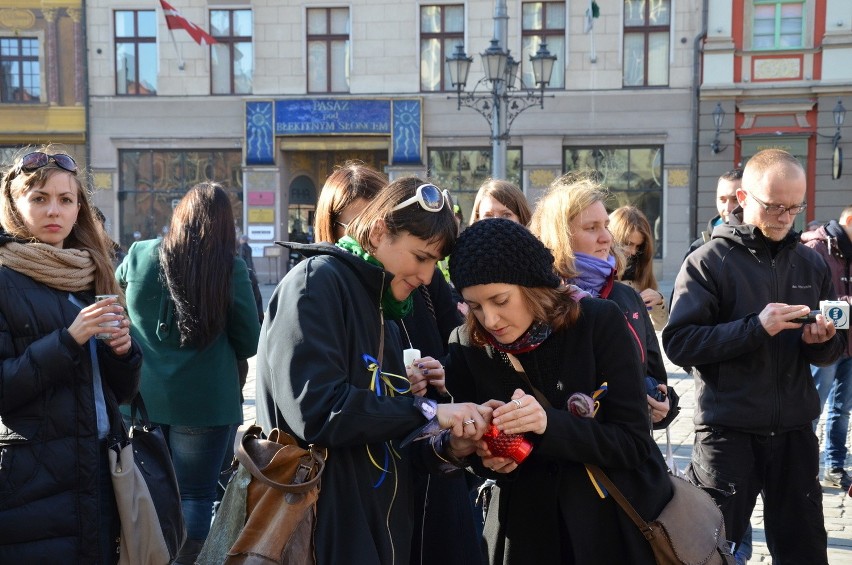 Wrocław: Zapalili znicze dla Ukrainy, aby uczcić pamięć ofiar (ZDJĘCIA, FILM)