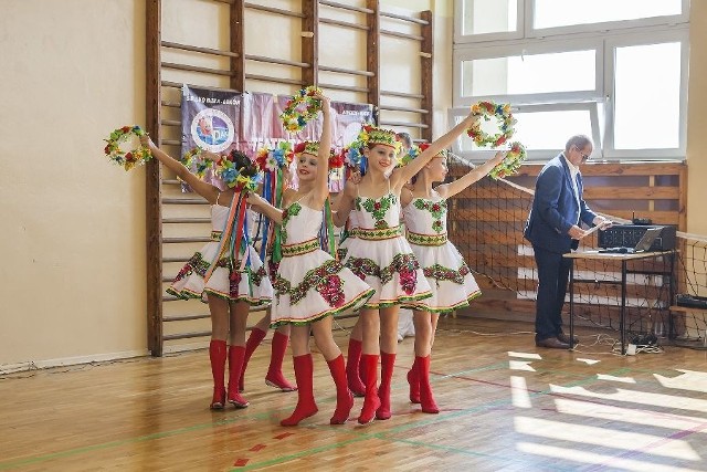 Tancerze z Teatru Tańca &#8222;Kwieciste Gwiazdy&#8221; z ukraińskiego miasta Kiwerce zaprezentowali w pińczowskim gimnazjum numer 2 wiele rodzajów tańca, między innymi ludowy i towarzyski.