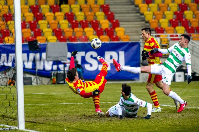 W lutym Lechia (biało-zielone stroje) przegrała przy Słonecznej 1:4. O tak okazałe zwycięstwo teraz będzie ciężko, ale Żółto-Czerwoni liczą, że i teraz pokonają gdańskich rywali.