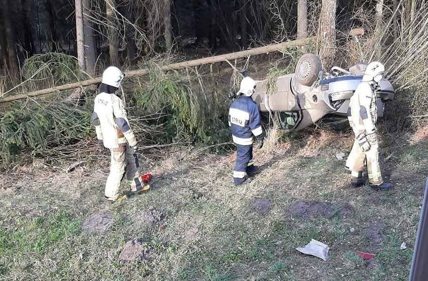 Chraboły. Wypadek na drodze krajowej nr 65. Auto dachowało