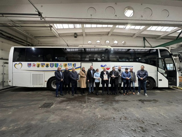 Autobus podarowany przez samorządowców pojechał na Ukrainę.