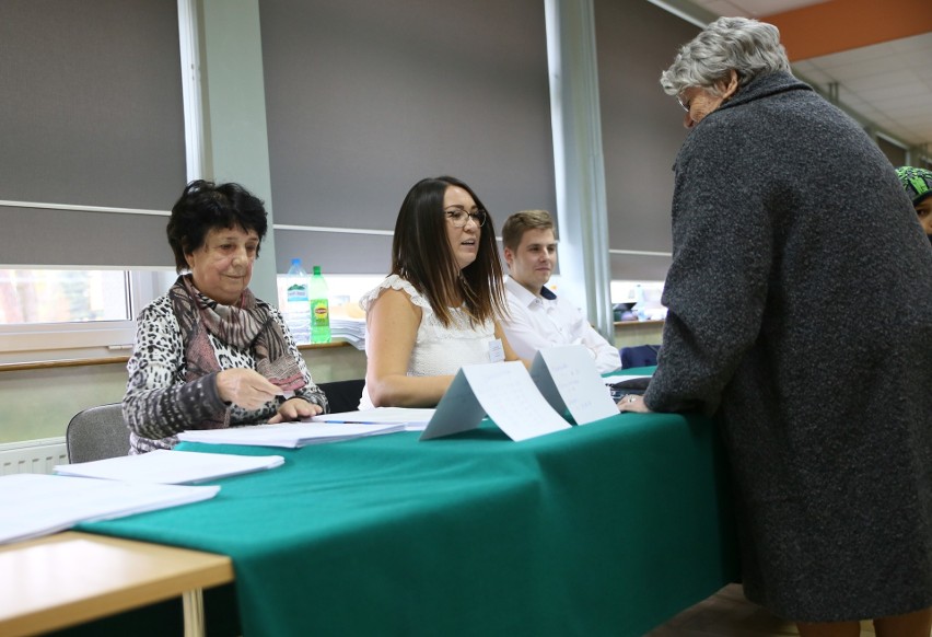 Wybory samorządowe 2018. Niska frekwencja w Chrzanowie. Tłumy tylko po mszach świętych [ZDJĘCIA]