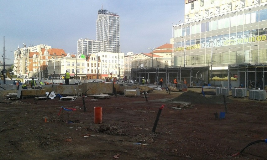 Katowice: Położą na rynku granit z RPA. Fontanna już gotowa, schody też [ZDJĘCIA]