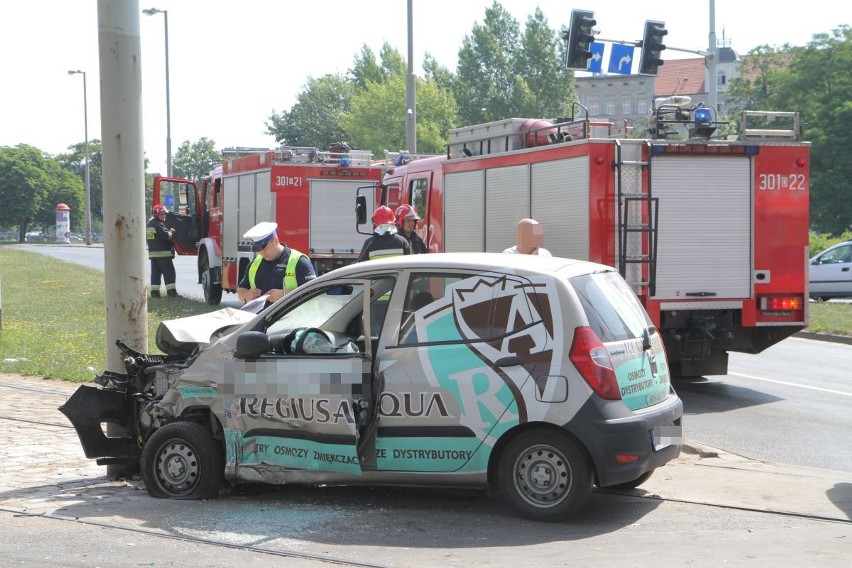Wrocław: Wypadek na pl. Społecznym. Hyundai zderzył się z BMW (ZDJĘCIA)