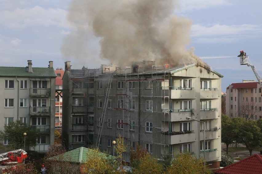 Duży pożar bloku na Muchoborze Wielkim. W akcji 10 zastępów strażaków