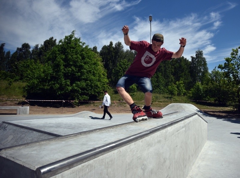 W skateparku można jeździć na łyżworolkach, deskorolkach...