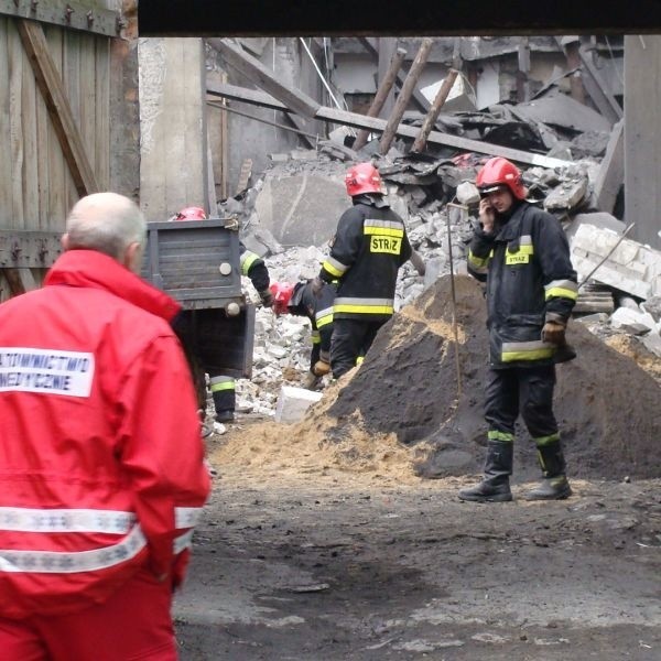 Strażakom pracę utrudnia niska brama, przez którą nie może przejechać specjalistyczny sprzęt