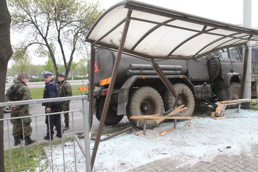 Wypadek na Lotniczej. Wojskowa ciężarówka wjechała w przystanek (ZDJĘCIA)
