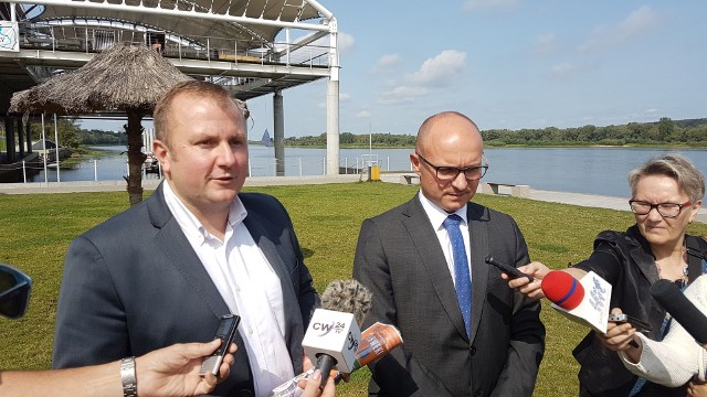 Dyrektor OSiR Andrzej Walczak i prezydent Włocławka Marek Wojtkowski