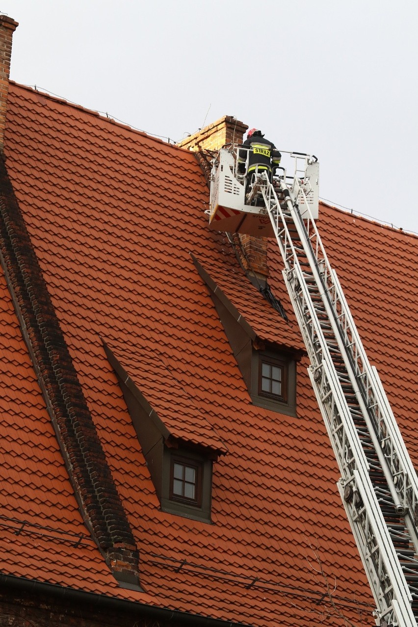 Silny wiatr we Wrocławiu. Złamana antena na dachu Arsenału