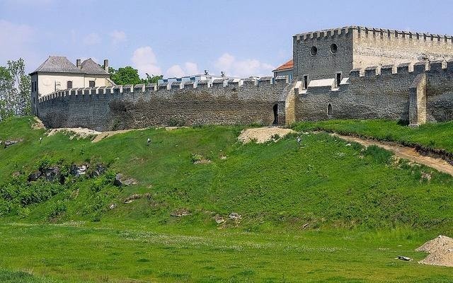 Już w sobotę zaczyna się długi weekend majowy. Będzie to doskonały czas by spakować plecak i wyruszyć wraz z rodziną na wycieczkę. Mimo pandemii region świętokrzyski oferuje wiele atrakcji, a w niewielkiej odległości od Staszowa znajdziemy ciekawe miejsca na jednodniową wyprawę. Jakie atrakcje będą otwarte?Zobaczcie na kolejnych slajdach >>>