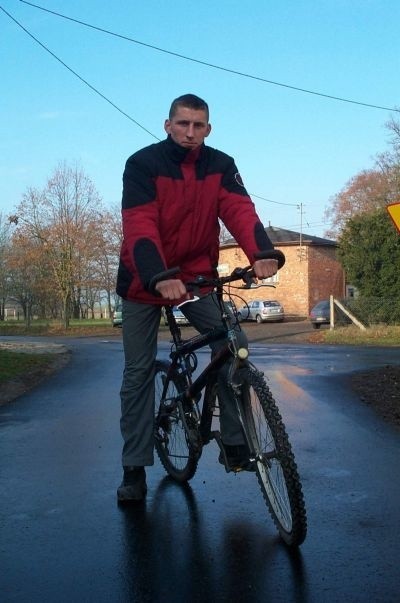 - Teraz, jak chcę odwiedzić kumpli z Dziedzic, to wsiadam na rower i jadę pięć minut. Wcześniej było błoto i przejazd zajmował mi około 15 minut - mówi Tadeusz Balicki, rowerzysta z Włoch.