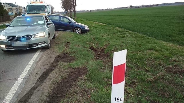 Nietrzeźwy kierujący spowodował kolizję drogową i próbował przekupić policjantów z grupy Speed.Dyżurny makowskiej policji otrzymał zgłoszenie od ratowników medycznych, którzy jadąc drogą krajowa nr 57 zauważyli auto w rowie. Zatrzymali się, by udzielić pomocy medycznej siedzącemu na fotelu kierowcy mężczyźnie. Jak się szybko okazało był on pod wpływem alkoholu, a w stosunku do ratowników medycznych agresywny.  Fot. Policja