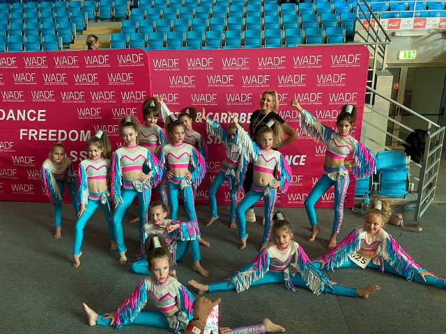 Z trofeami i pucharami wróciły młode tancerki ze Słupska z Mistrzostw Świata, które odbyły się w Płocku. Choreografia "Niebieskie ptaki" podbiła serca jury i dziewczynki zostały mistrzyniami świata.