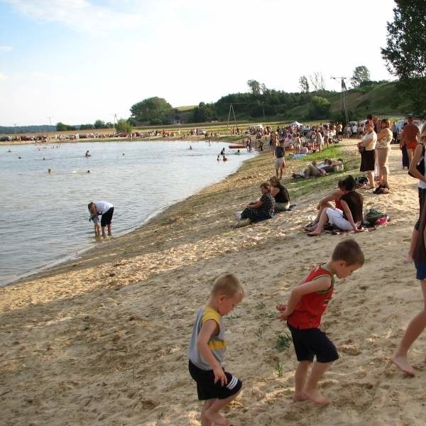 Czysta, ciepła woda, plaża i malownicza okolica - nic dziwnego, że kąpielisko w Szymanowicach ściąga tłumy.