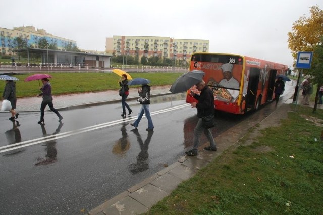 Autobusy nadal zabierają i przywożą pasażerów na tymczasowy przystanek, oddalony o kilkadziesiąt metrów od nowego minidworca.