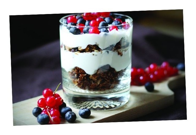Jogurtowe parfait z dodatkiem świeżych owoców, płatków i orzechów to pożywne śniadanie w sam raz na wiosnę.