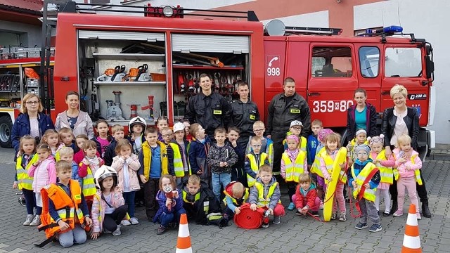Strażacy z OSP Nowy Sącz-Biegonice podczas spotkania z przedszkolakami.