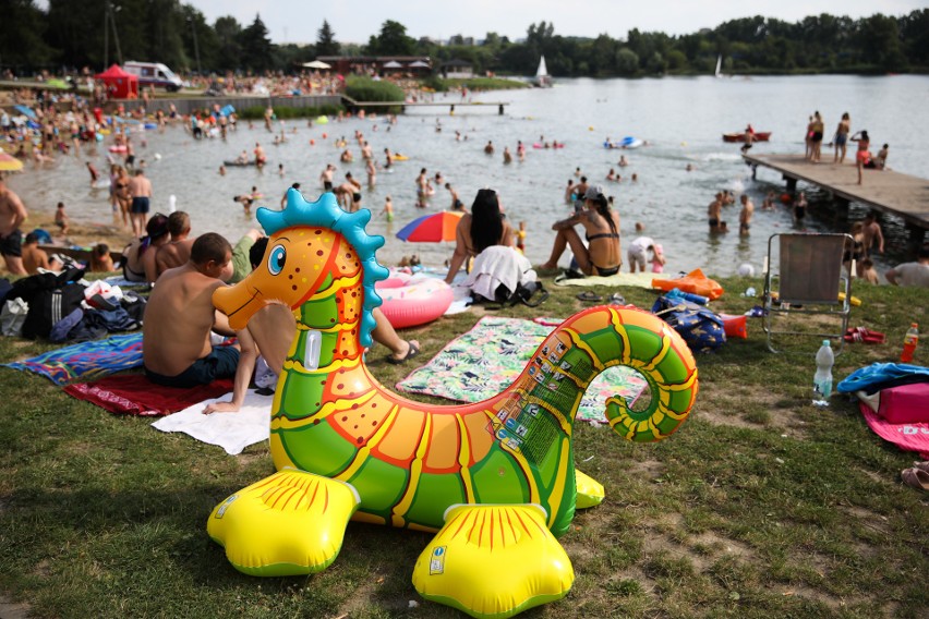 Krakowianie plażują w mieście. Letni sezon nad Bagrami w pełni [ZDJĘCIA]