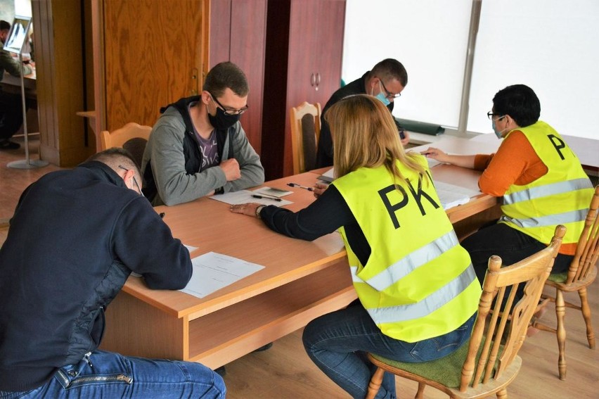 Podczas ćwiczeń żołnierze szkolą się w koszarach, na...