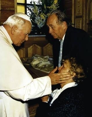 Spotkanie z Ojcem Świętym Bożeny i Gabriela Turowskich w Sanktuarium Matki Boskiej Fatimskiej na Krzeptówkach w Zakopanem, 7 czerwca 1997 r. Zdjęcie z albumu "Karol Wojtyła. Przyjaciel, Kardynał, Papież" Gabriela Turowskiego, wydawnictwo Biały Kruk.