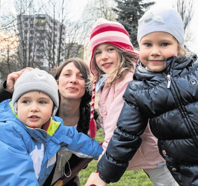 Od lewej: Irmina, Kinga Krasoń-Pilch, Oliwia  oraz ich koleżanka  Natalka. Przedszkolaki mają tylko 30 min  angielskiego w tygodniu