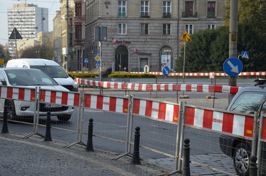 Przebudowa placu Kościuszki. Największy problem mają piesi, a robotników nie widać (ZDJĘCIA)