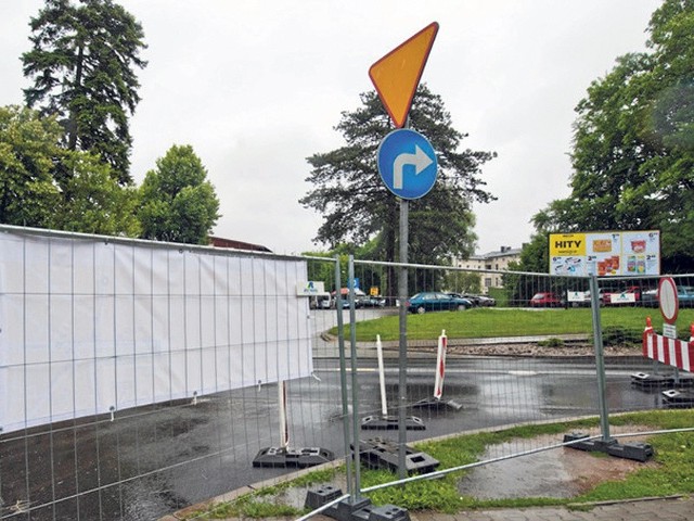Drogowcy zapomnieli zasłonić znak nakazu skrętu w prawo - obecnie, gdy ustawiono zakaz wjazdu na Pileckiego, skręt w prawo jest niemożliwy, można za to skręcać w lewo, w kierunku ronda Kościuszki