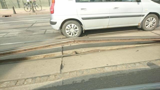 Wygięta szyna na ulicy Jagielońskiej zablokowała ruch tramwajów w Bydgoszczy.