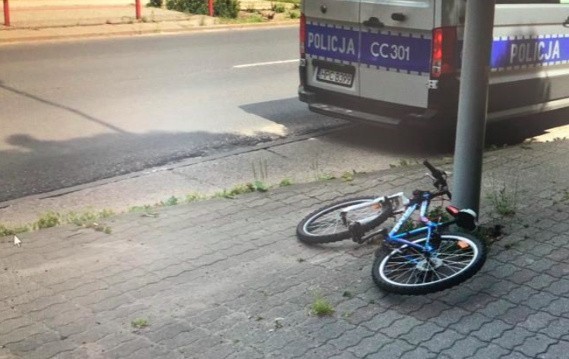 Z ustaleń policji wynika, że 13-latek jechał rowerem i na...