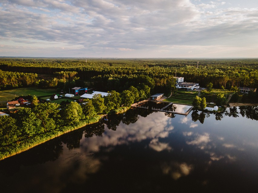 Do Kokotka – na co dzień niewielkiej, spokojnej osady...