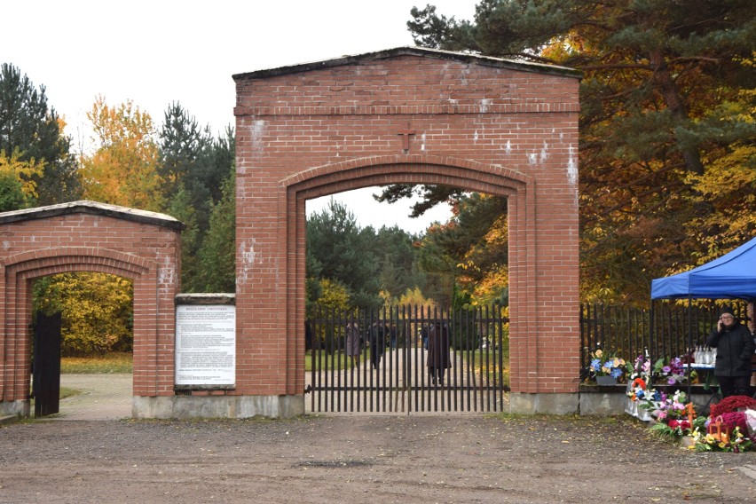 Cmentarz przy Wiśniowej w Ostrowi Mazowieckiej. Tak wyglądał 1.11.2023 w Dniu Wszystkich Świętych