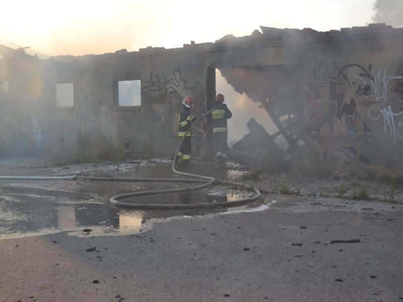 Pożar w Pruszczu Gdańskim: Paliły się dawne magazyny wojskowe przy ul. Zastawnej [ZDJĘCIA]