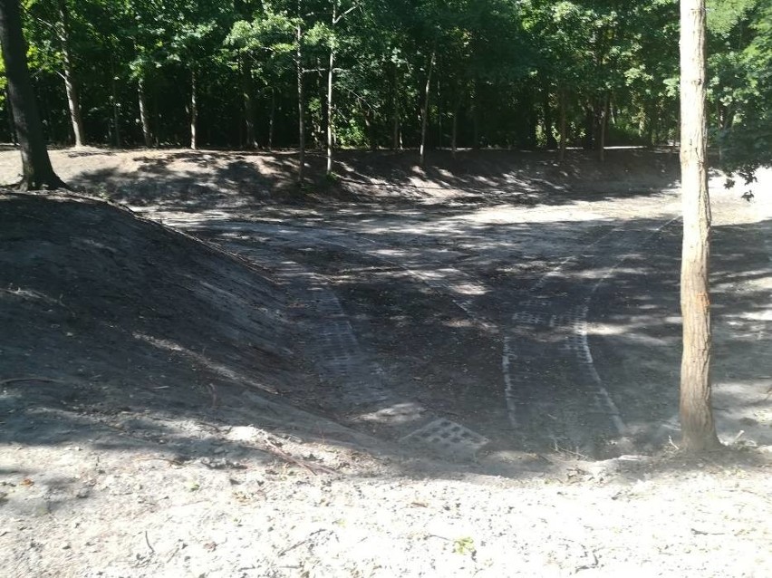 Park Wolności w Pabianicach lepiej oświetlony i z amfiteatrem ZDJĘCIA