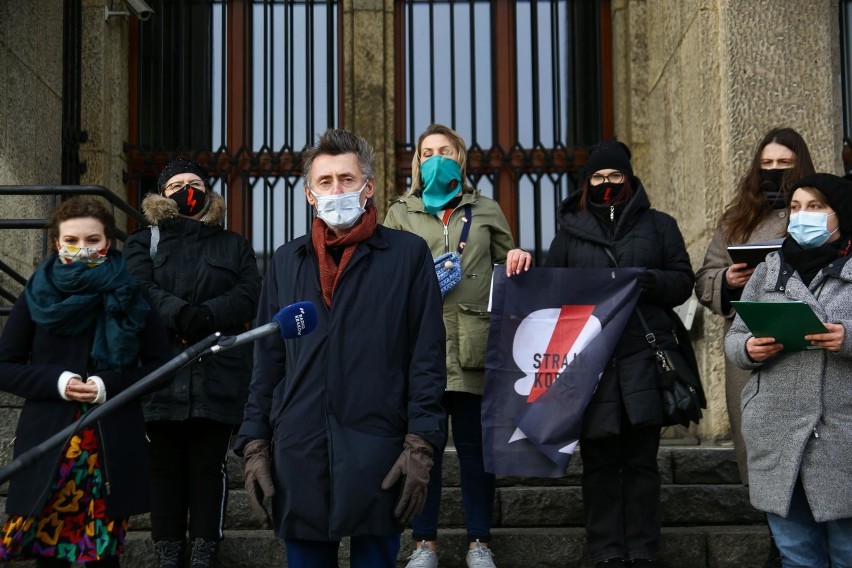 Kraków. Domagają się legalnej aborcji. Zorganizowali konferencję pod Muzeum Narodowym [ZDJĘCIA]