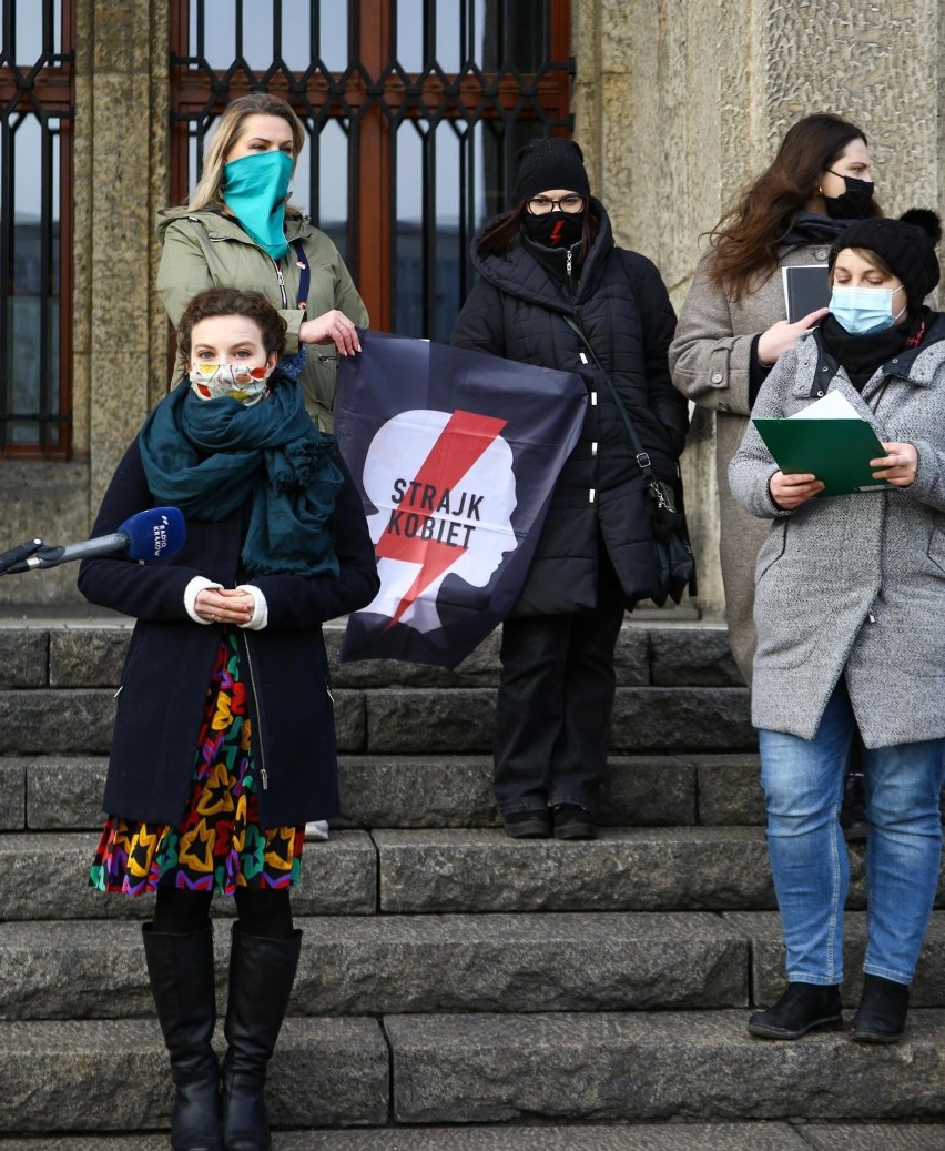 Kraków. Domagają się legalnej aborcji. Zorganizowali konferencję pod Muzeum Narodowym [ZDJĘCIA]