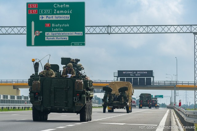 Kolumny wojskowe będą się przemieszczać po polskich ekspresówkach, drogach krajowych i autostradachZobacz kolejne zdjęcia. Przesuwaj zdjęcia w prawo - naciśnij strzałkę lub przycisk NASTĘPNE 