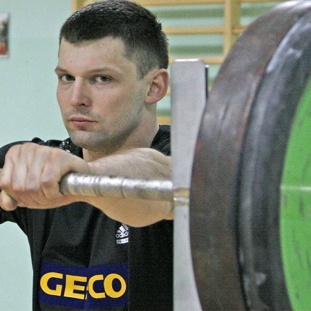 Szymon Kołecki ma 27 lat. Jest jednym z najlepszych polskich sztangistów. Pięciokrotnie zdobywał mistrzostwo Europy. Na igrzyskach w Sydney wywalczył srebrny medal.