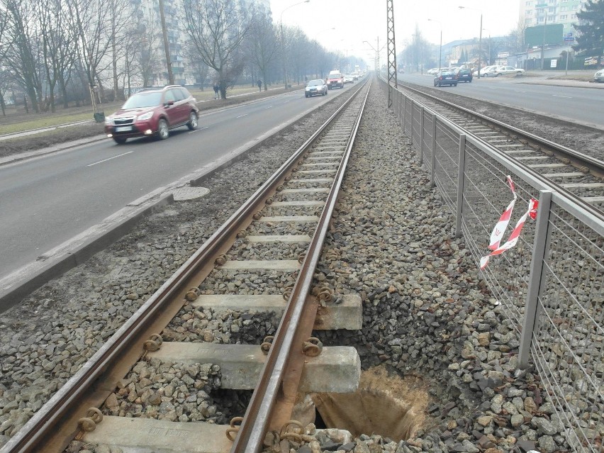 Ziemia osunęła się pod torowiskiem tramwajowym. Po ul. Paderewskiego nie jeżdżą tramwaje [ZDJĘCIA]