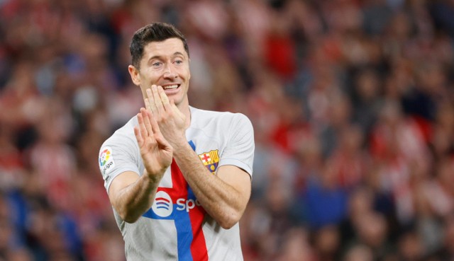 Wielu piłkarzy podniesie w tym sezonie puchar za mistrzostwo ligi. Najbardziej oczywistymi wyborami wydają się Robert Lewandowski, którego FC Barcelona lideruje w hiszpańskiej ekstraklasie, a także Piotr Zieliński - pomocnik Napoli, które jest sensacją tego sezonu Serie A. Są jednak i inni. Wielu polskich piłkarzy z mniej prestiżowych lig może sięgnąć po mistrzowski tytuł.Sprawdź kolejnych piłkarzy klikając w prawo!