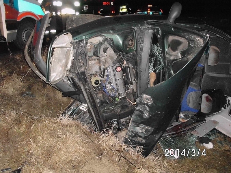 Wypadek w Nowaj Hucie. Strażacy wydobywali pasażera ze zgniecionego auta