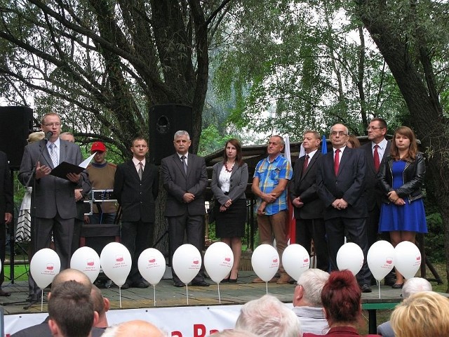 Kandydat na burmistrza Żnina Włodzimierz Nowicki w otoczeniu kandydatów do Rady Miejskiej.