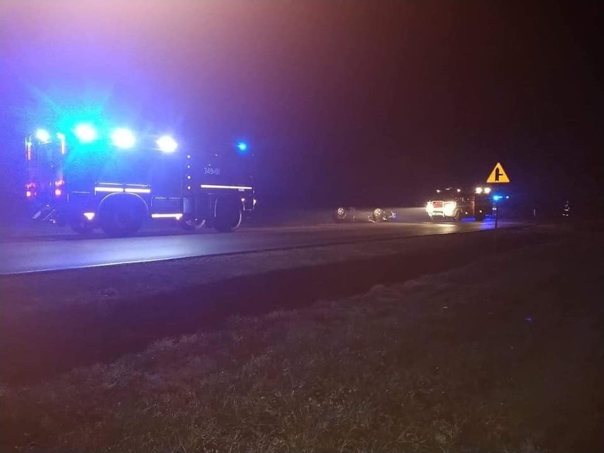 Gmina Troszyn. Wypadek na trasie pomiędzy Zamościem a Suskiem Nowym. Auto dachowało. 17.11.2019