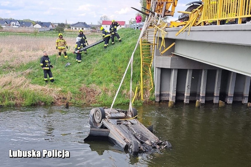 Auto przebiło barierki i spadło z mostu do rzeki na trasie Kargowa - Dabrówka