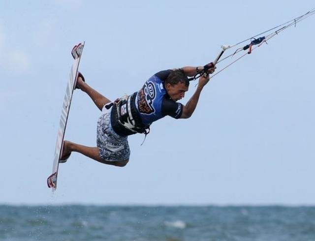 Kitesurfing jest coraz bardziej popularny nad Bałtykiem. 